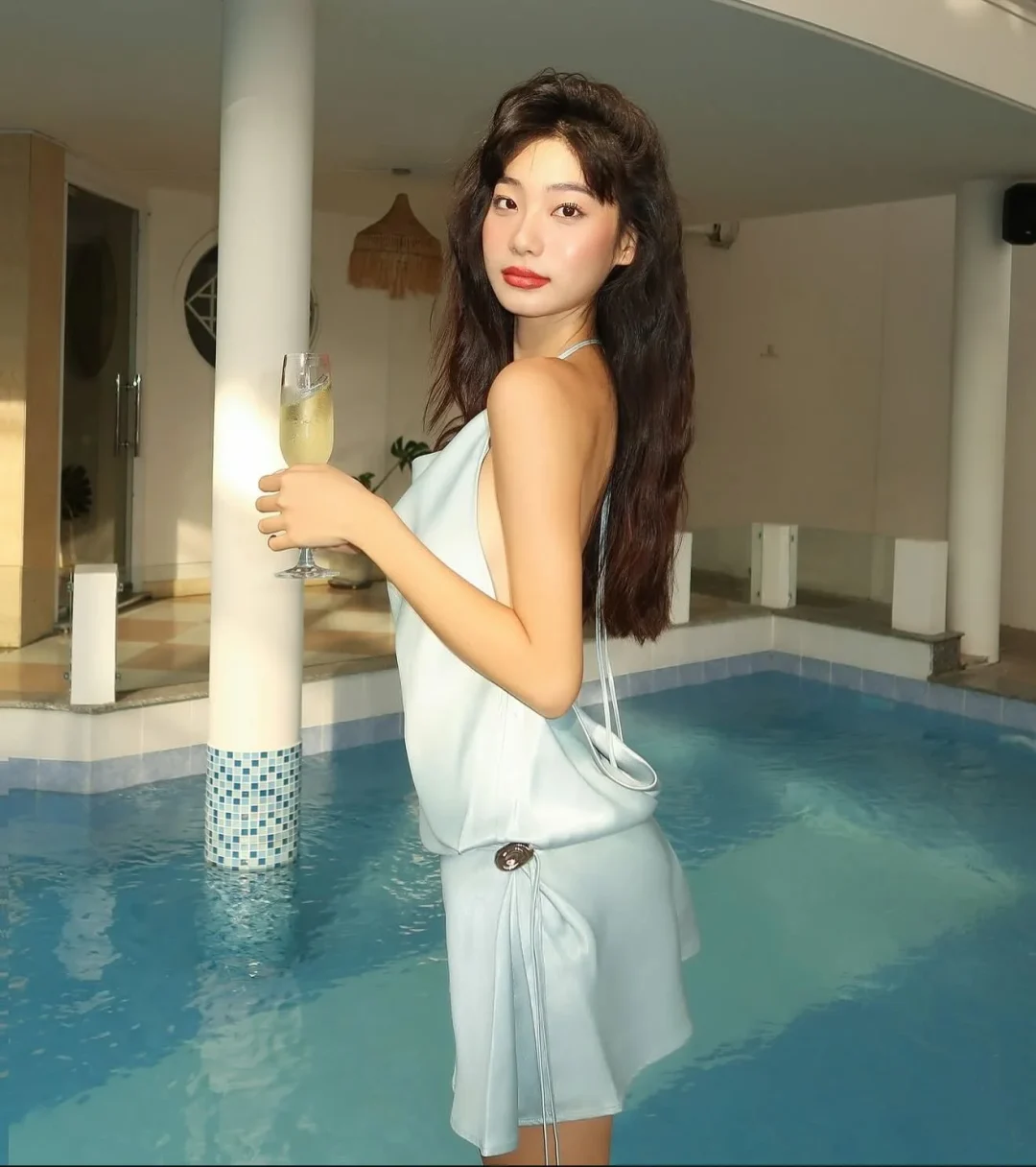 Ảnh 4 của Váy Satin Cổ Yếm Dadas Xanh Băng