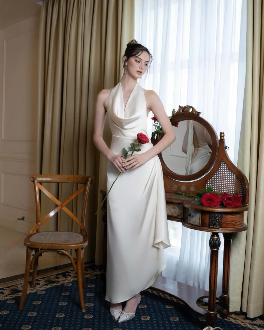 Photo 2 of Váy Dài Satin Cổ Yếm Kisserine Màu Trắng Kem
