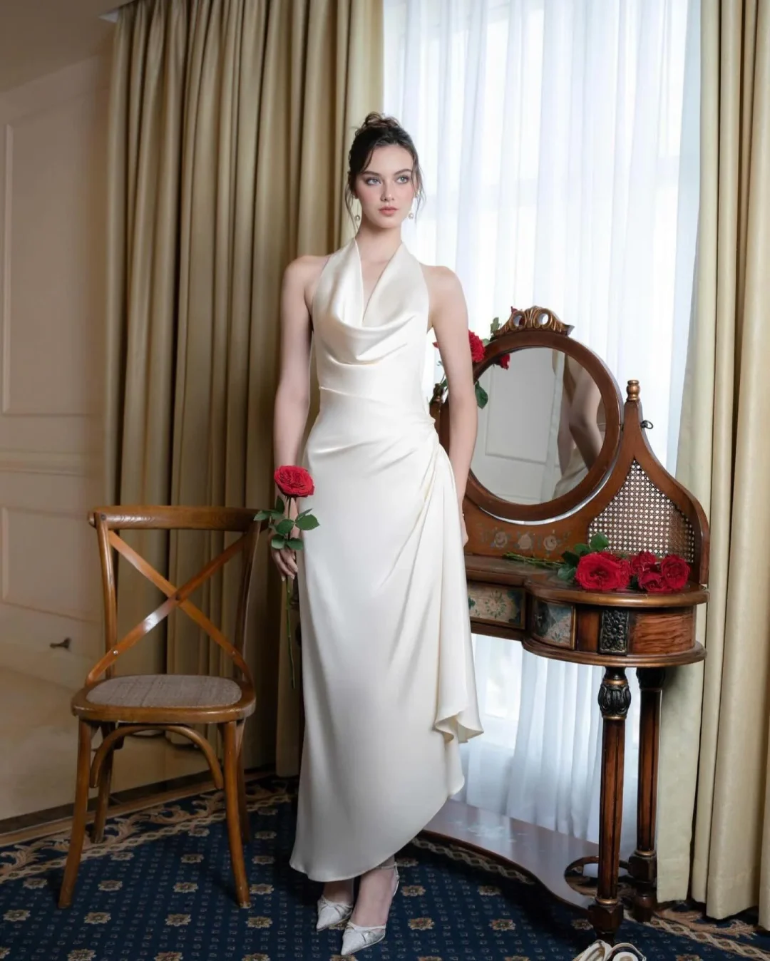 Photo 1 of Váy Dài Satin Cổ Yếm Kisserine Màu Trắng Kem