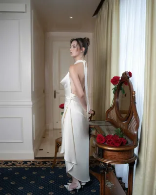 Photo 4 of Váy Dài Satin Cổ Yếm Kisserine Màu Trắng Kem