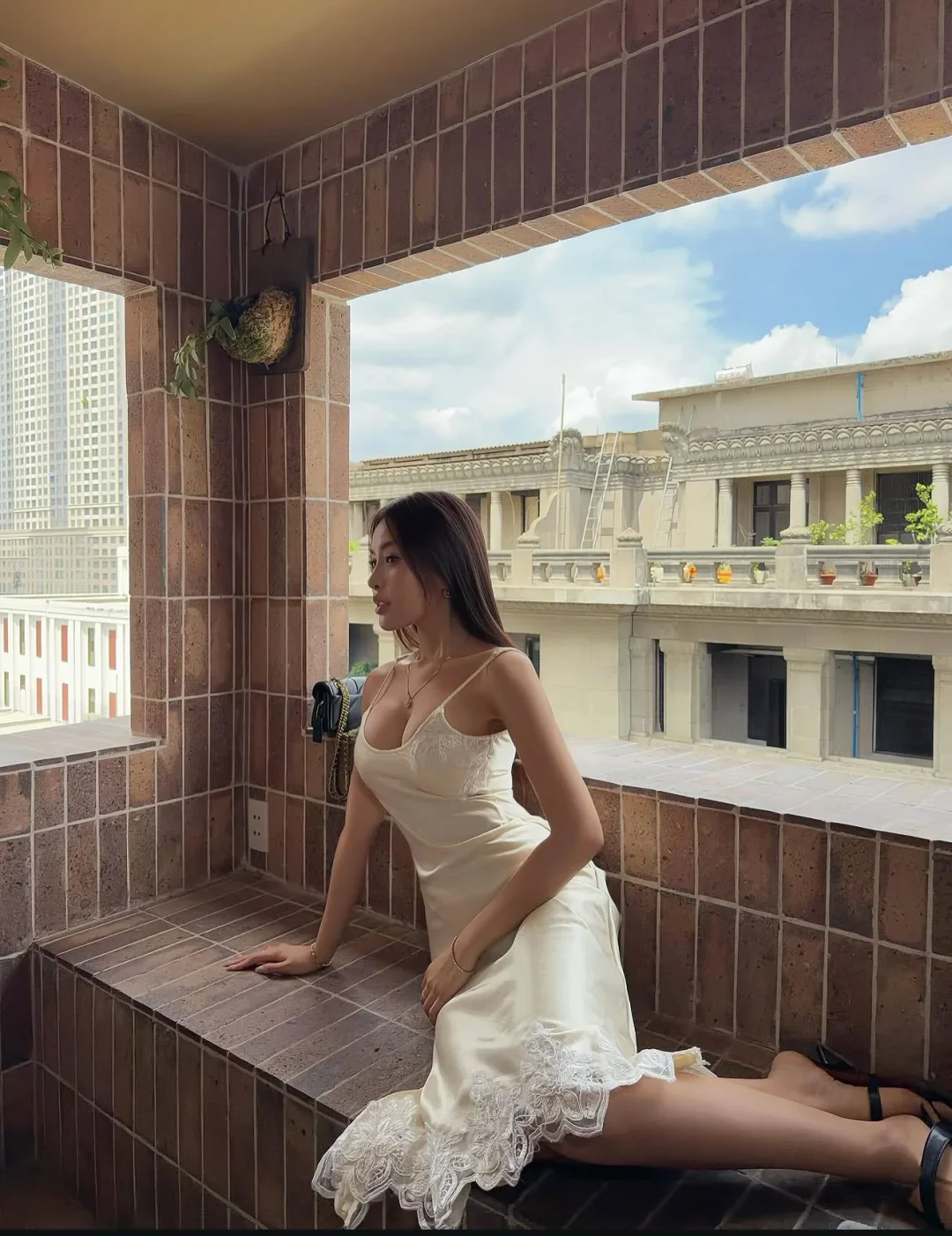 Ảnh 4 của Váy Dài Hai Dây Màu Kem Phối Ren Thanh Lịch
