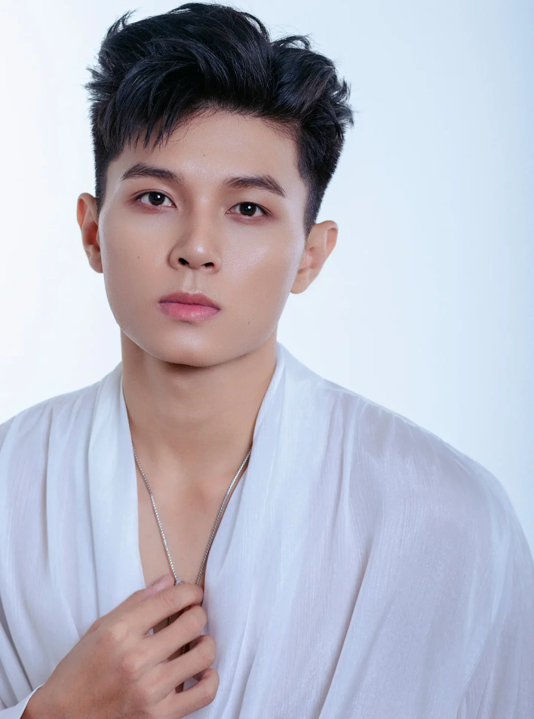 Ảnh 2 của Sơ mi trắng cổ V nam