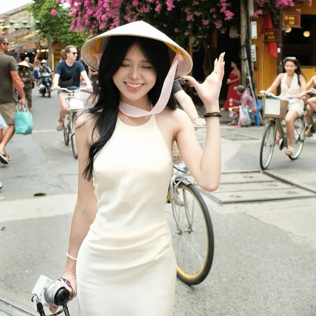 Photo 1 of Váy lụa cổ yếm hở lưng