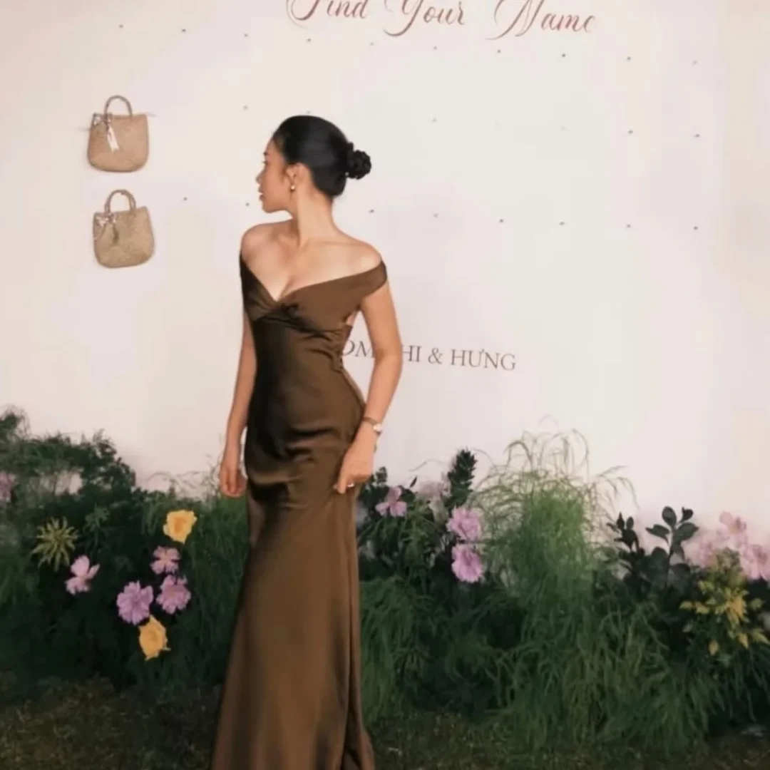 Ảnh 2 của Váy lụa hở lưng trễ vai