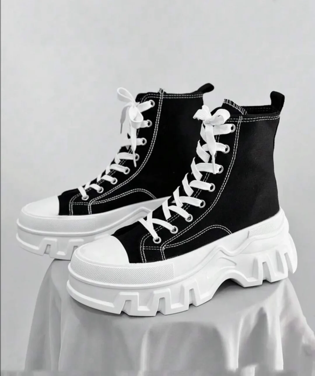 Photo 1 of Boots trắng đen nam