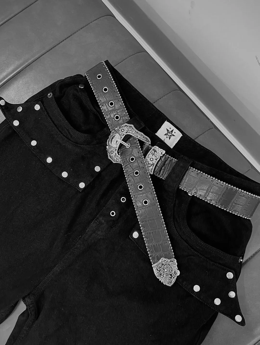 Photo 5 of Set jeans đen đính đinh tán