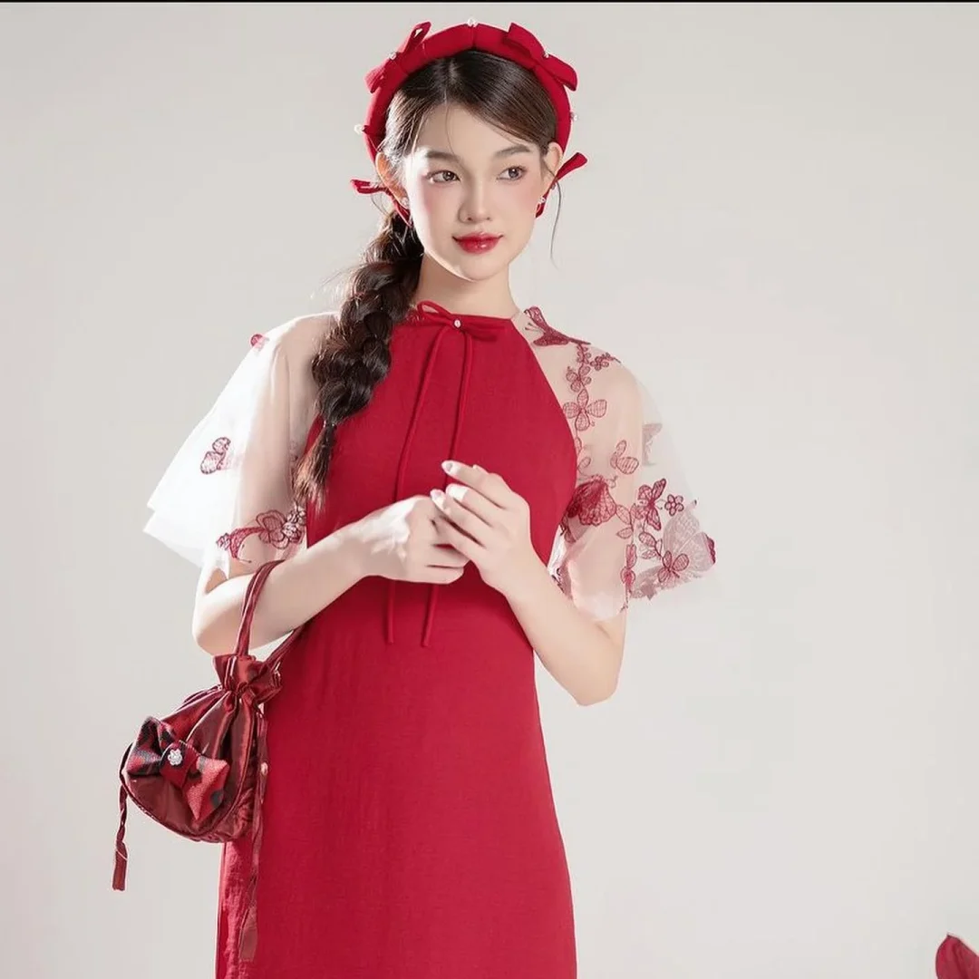 Photo 1 of Áo dài họa tiết bướm ren
