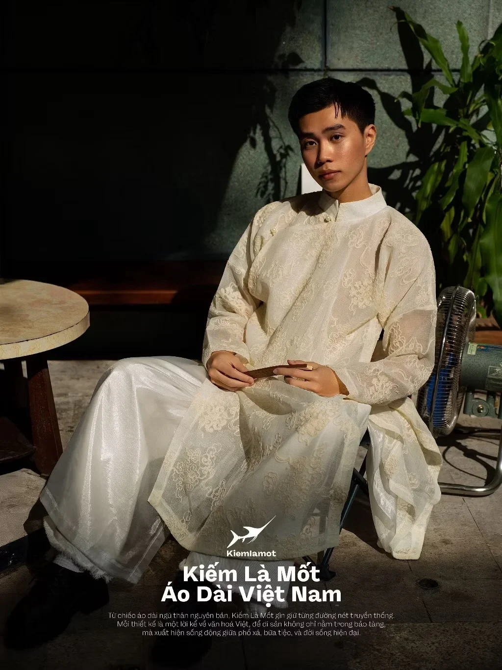 Photo 2 of Áo dài nam kiếm là mốt