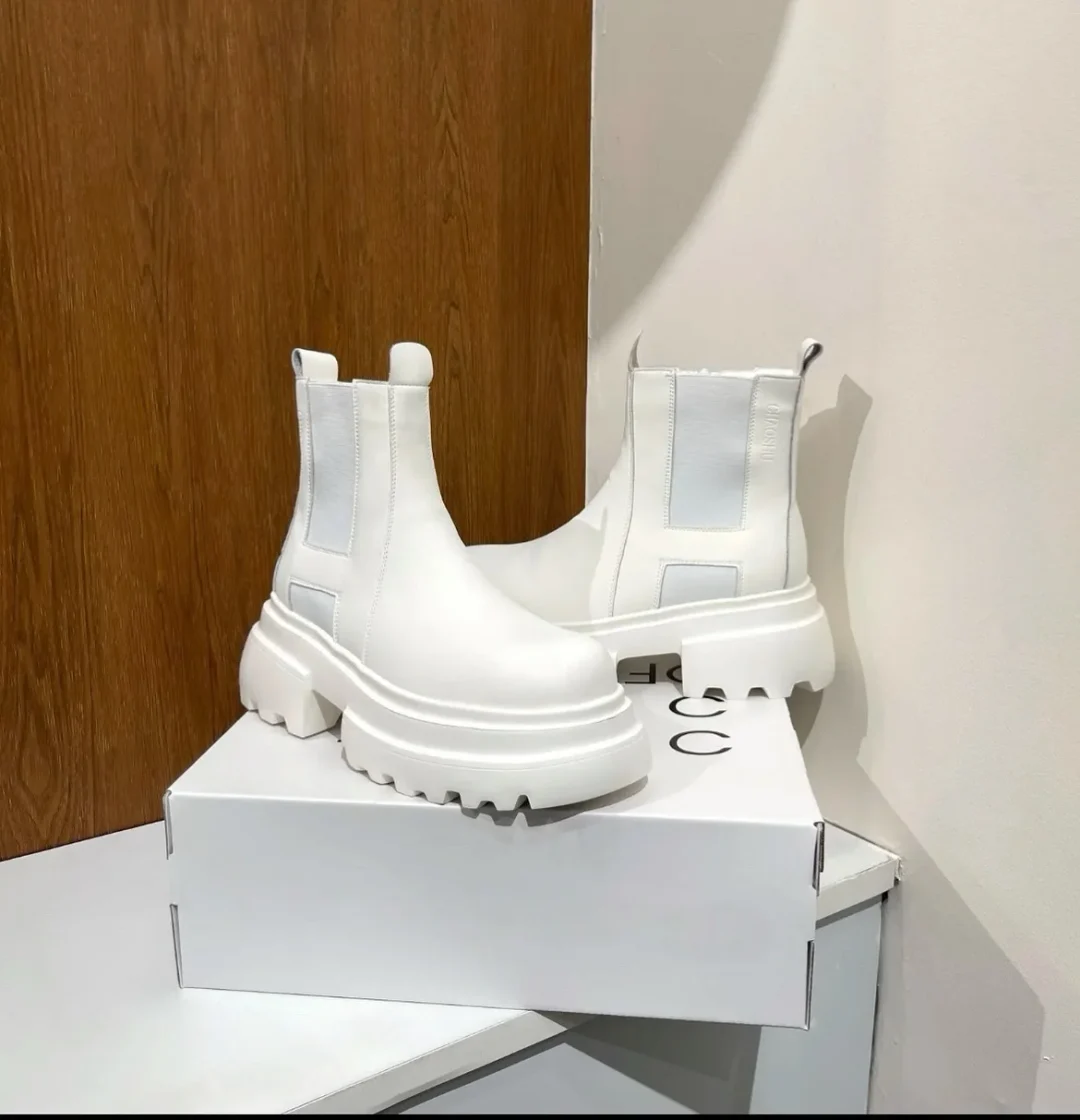 Ảnh 2 của Chelsea boots trắng cao gót