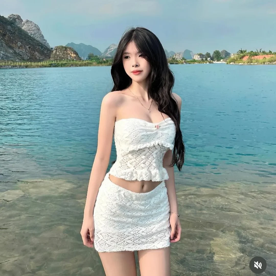 Ảnh 1 của Đầm đi biển len tôn dáng nữ