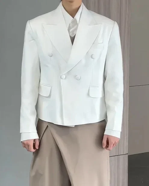 Photo 2 of Blazer trắng phom crop nam