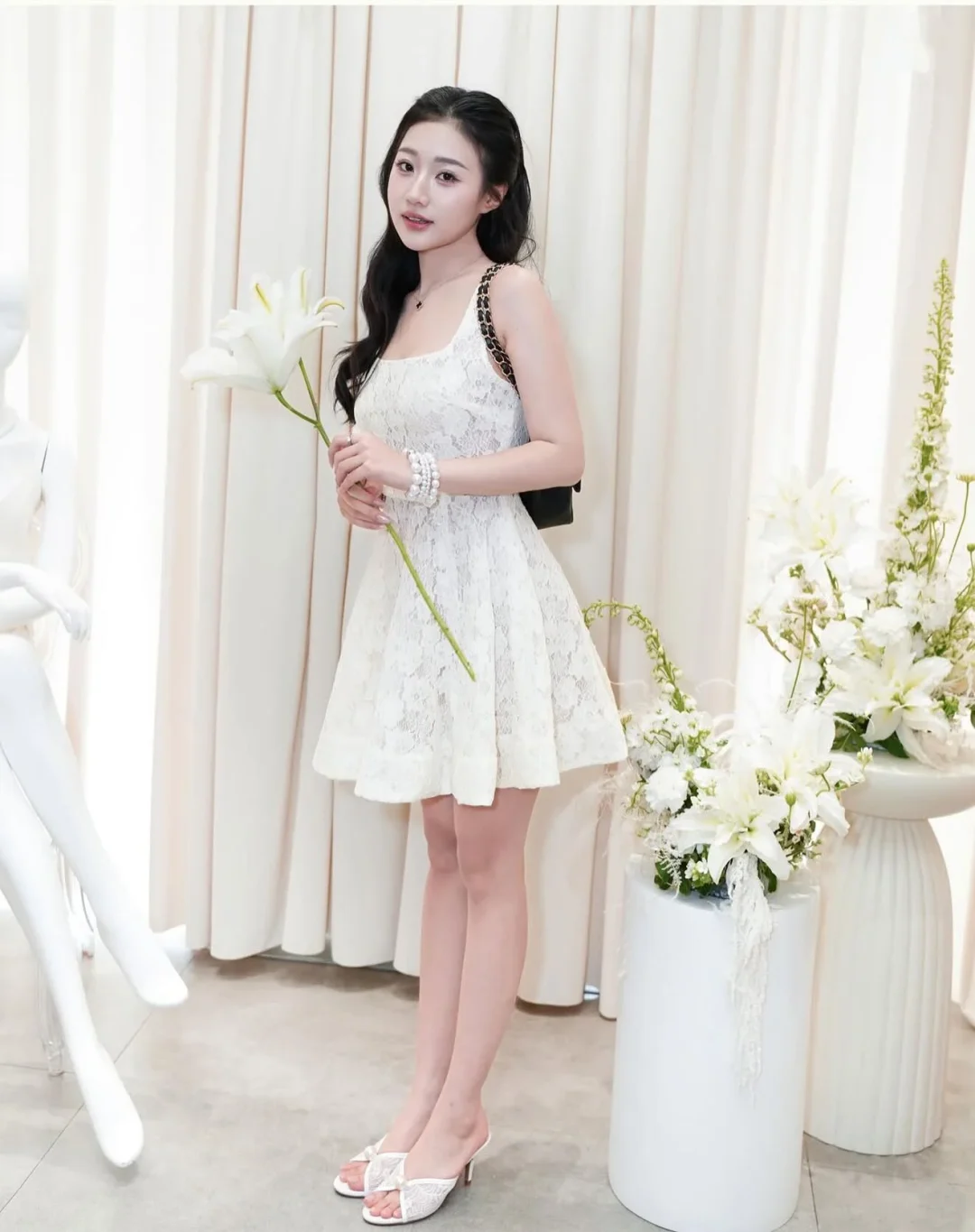 Photo 3 of Váy Ngắn Seostudio Màu Trắng Ren Xòe Nhẹ