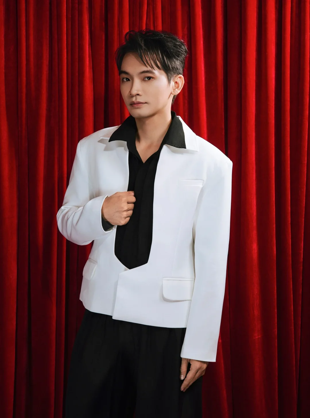 Ảnh 4 của Set blazer trắng quần tây đen nam
