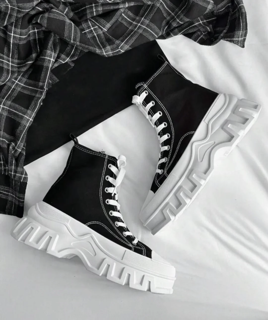 Photo 2 of Boots trắng đen nam