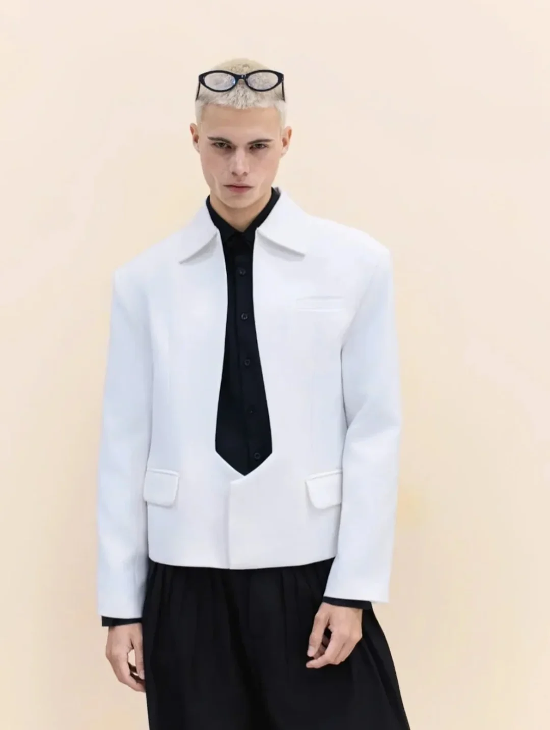 Photo 3 of Set blazer trắng quần tây đen nam