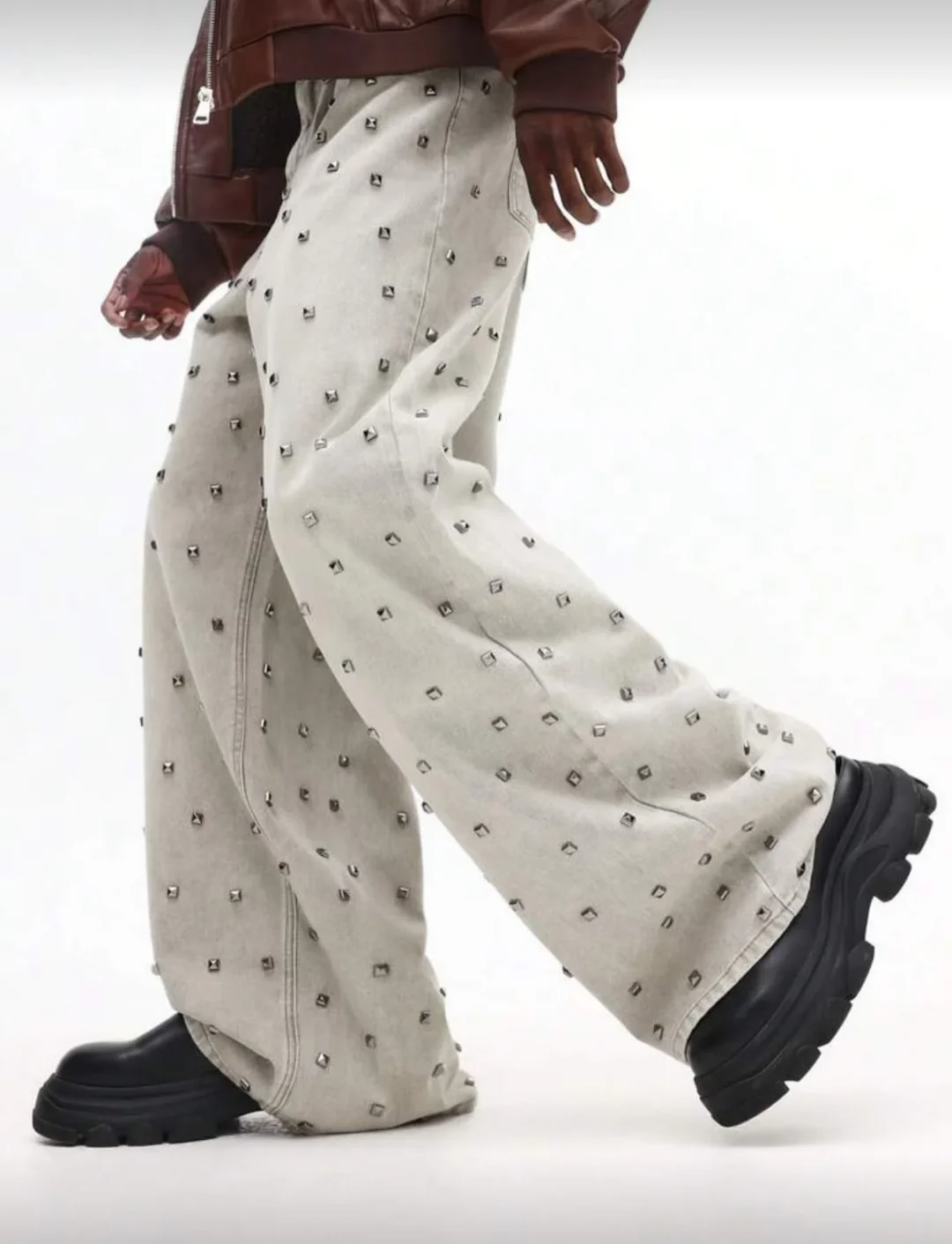 Photo 3 of Quần jeans đính kim loại nam