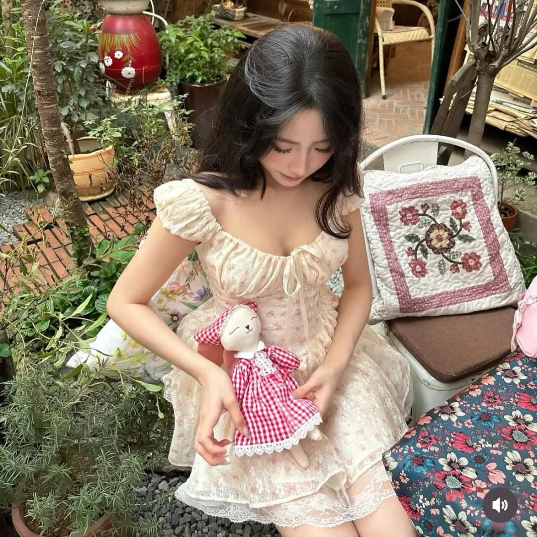 Photo 1 of Váy màu vàng gà con