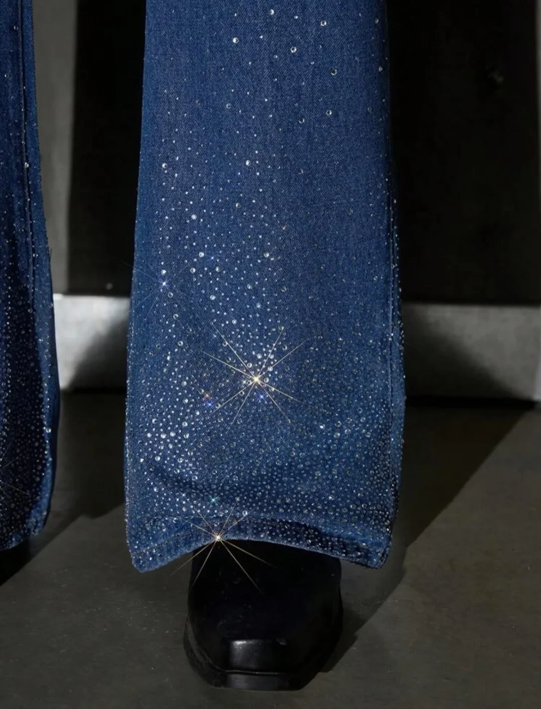Ảnh 2 của Quần jeans xanh đính đá ống loe