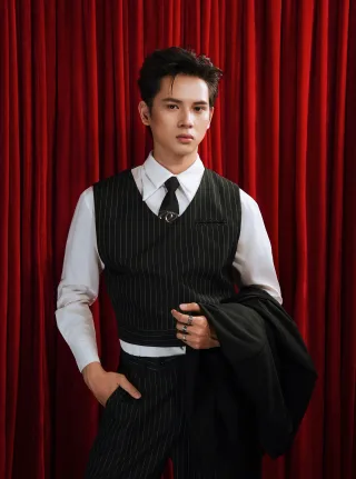Photo 2 of Set đen kẻ sọc nam kèm sơ mi
