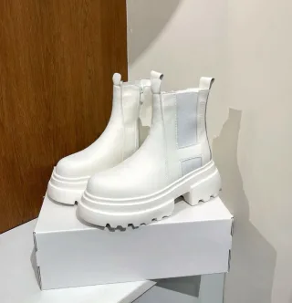 Ảnh 3 của Chelsea boots trắng cao gót