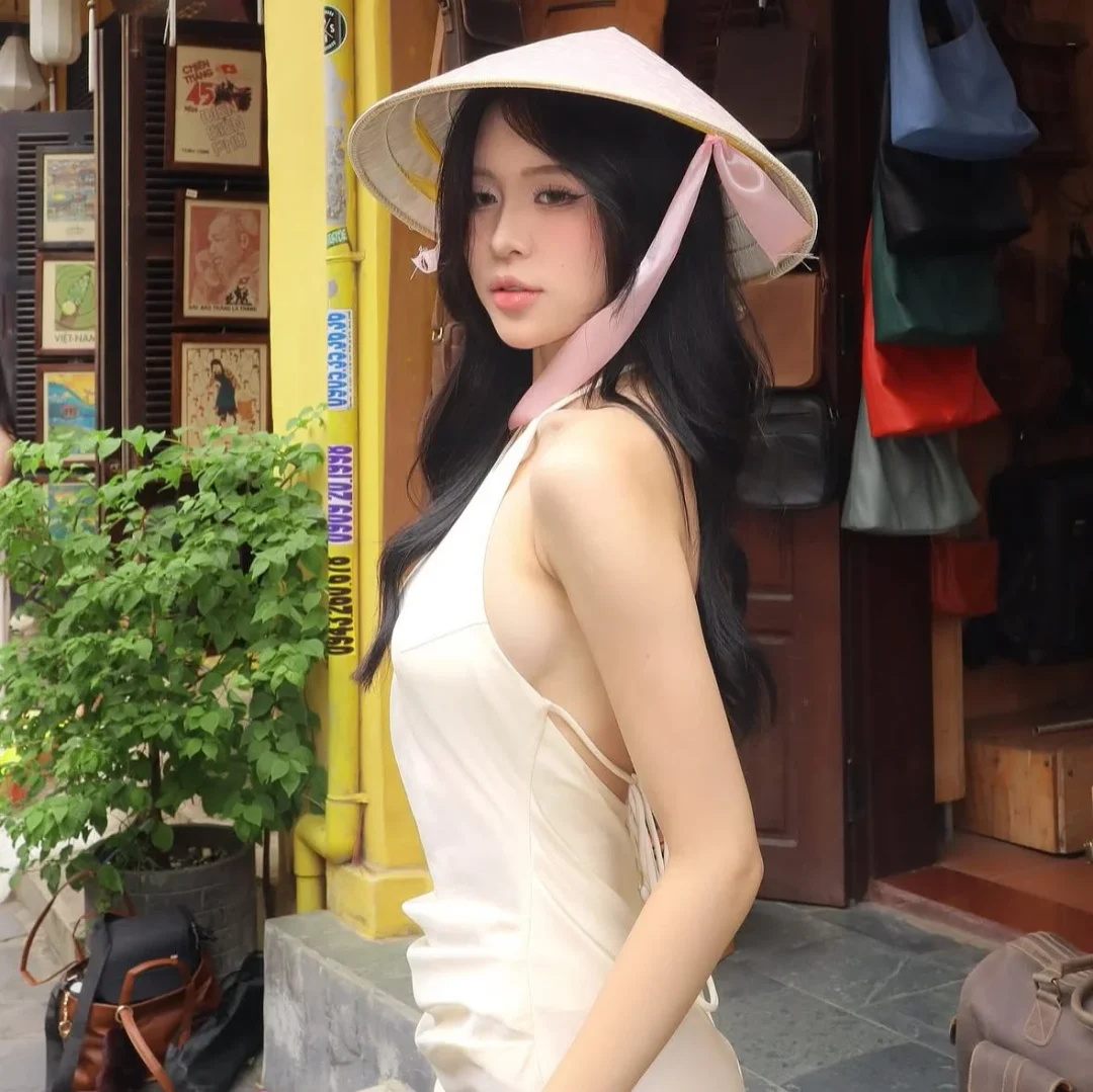 Photo 5 of Váy lụa cổ yếm hở lưng
