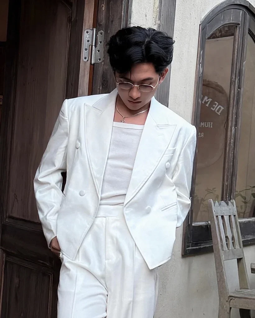 Photo 4 of Blazer trắng phom crop nam