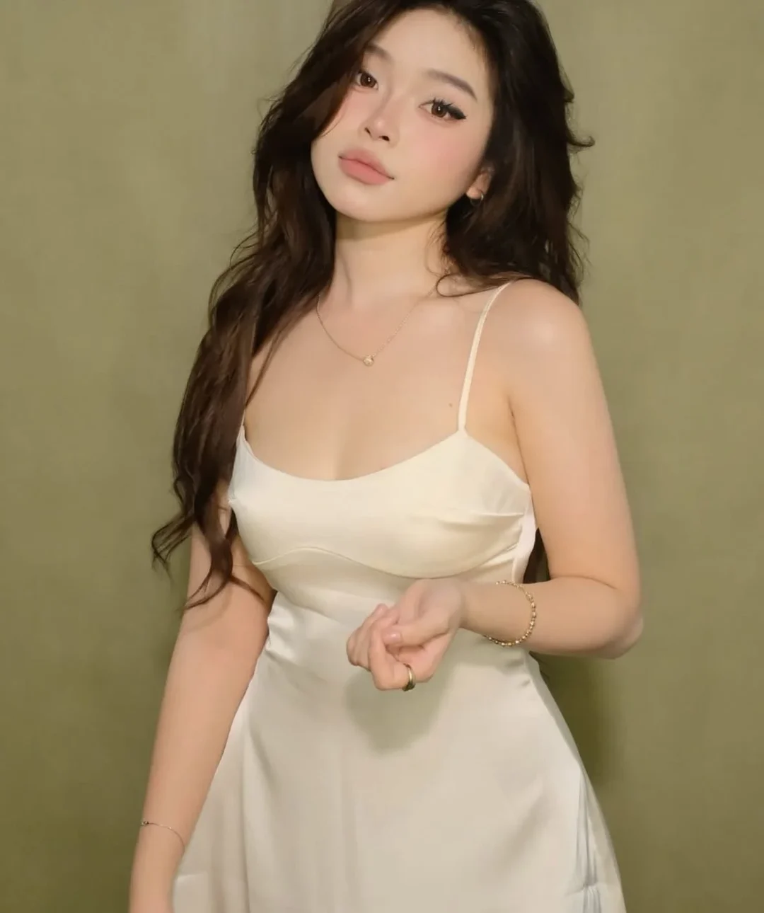 Ảnh 7 của Váy lụa hai dây màu be nữ