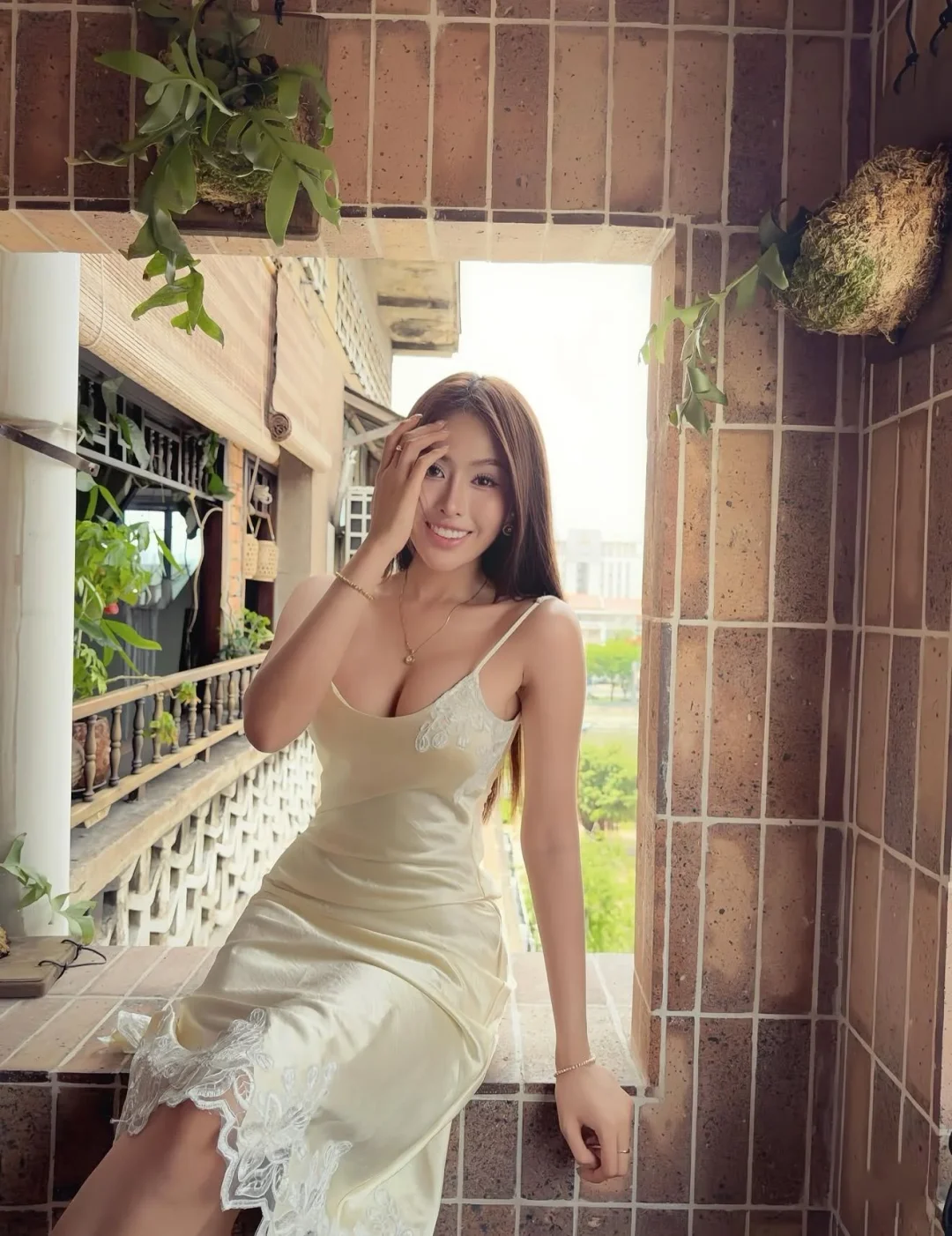Ảnh 1 của Váy Dài Hai Dây Màu Kem Phối Ren Thanh Lịch