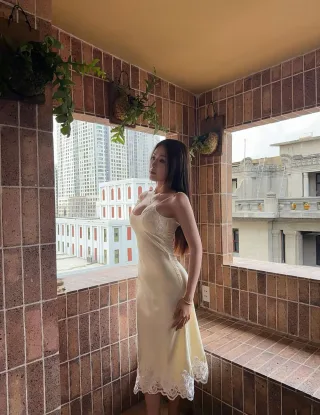 Ảnh 3 của Váy Dài Hai Dây Màu Kem Phối Ren Thanh Lịch