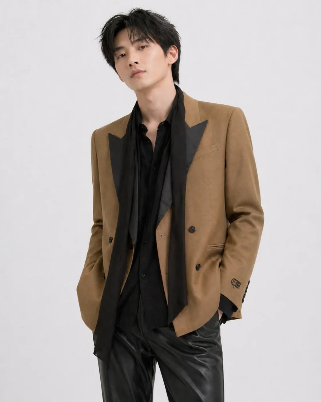 Photo 2 of Set blazer phối quần da nâu đen