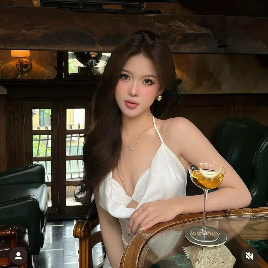 Photo 3 of Đầm lụa gợi cảm sang trọng