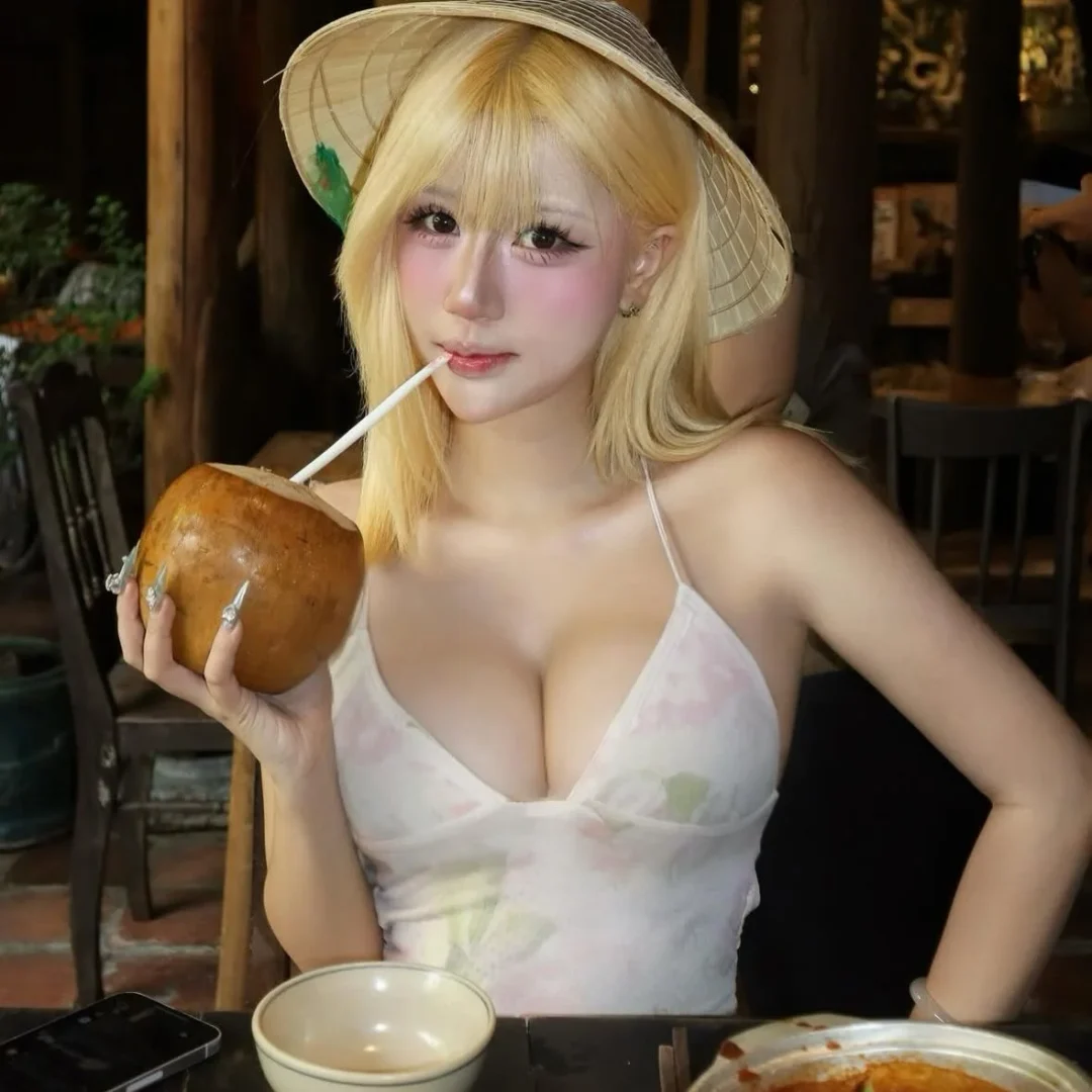 Ảnh 6 của Váy hở lưng đi biển