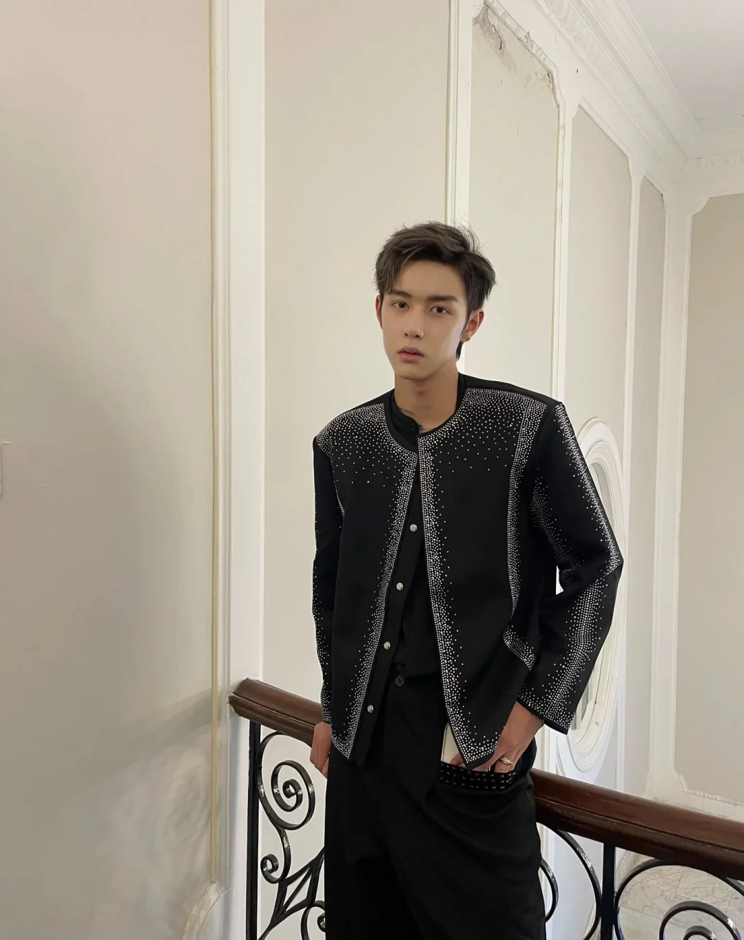 Ảnh 2 của Áo khoác đính đá nam sang trọng