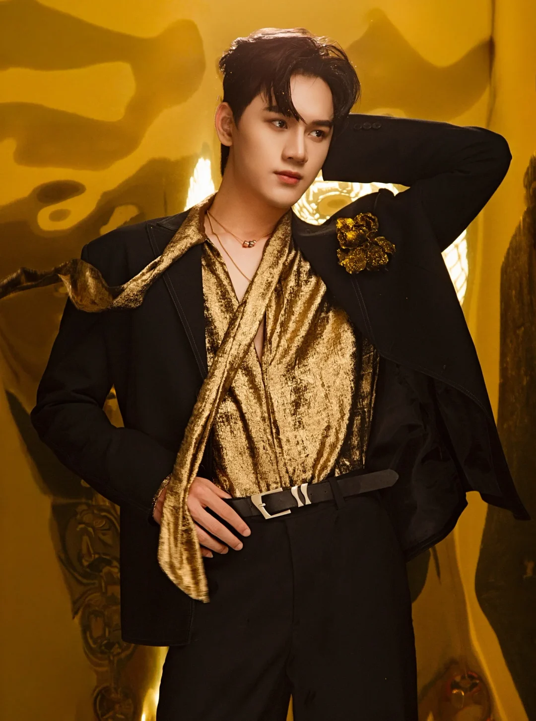 Ảnh 3 của Set vest đen phối áo trong vàng