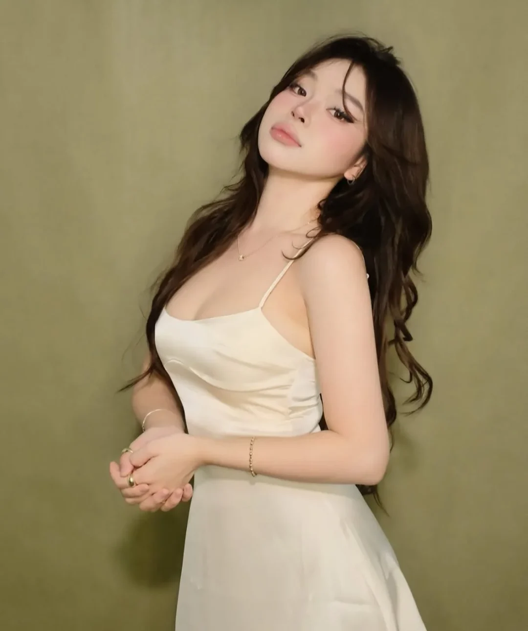 Ảnh 6 của Váy lụa hai dây màu be nữ