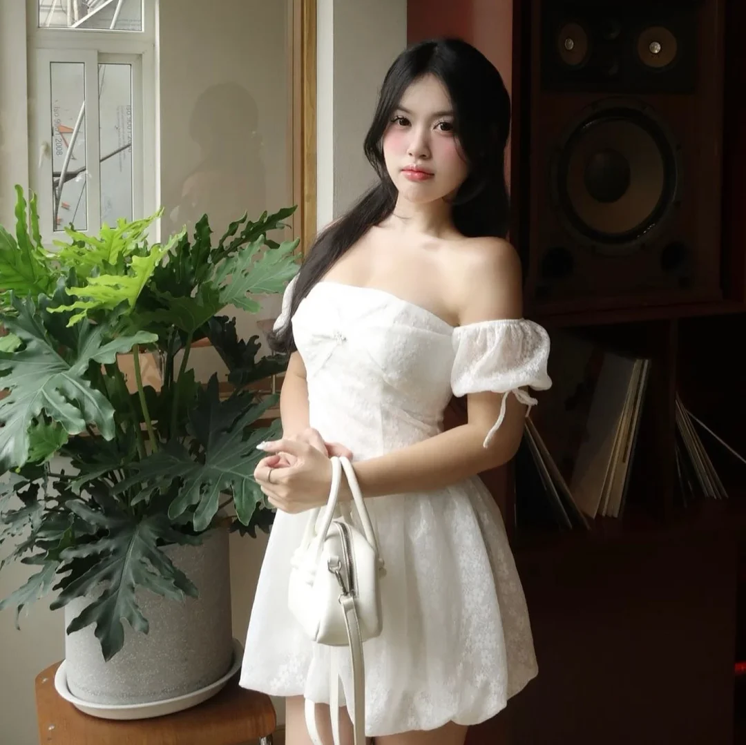 Photo 4 of Váy trắng ren trễ vai tay phồng Clelie