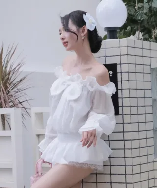 Photo 1 of Set áo trễ vai bèo nhún trắng nữ