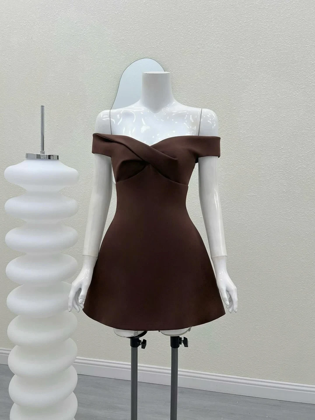 Photo 5 of Váy mini trễ vai nâu quyến rũ size M