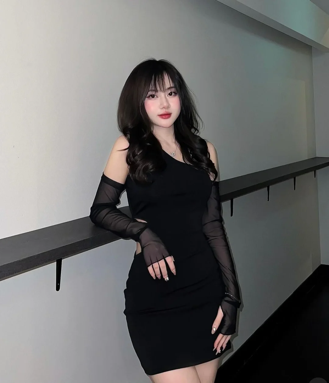Photo 3 of Đầm đen hở vai tay lưới size S