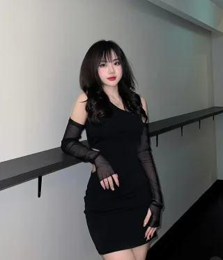 Photo 3 of Đầm đen hở vai tay lưới size S