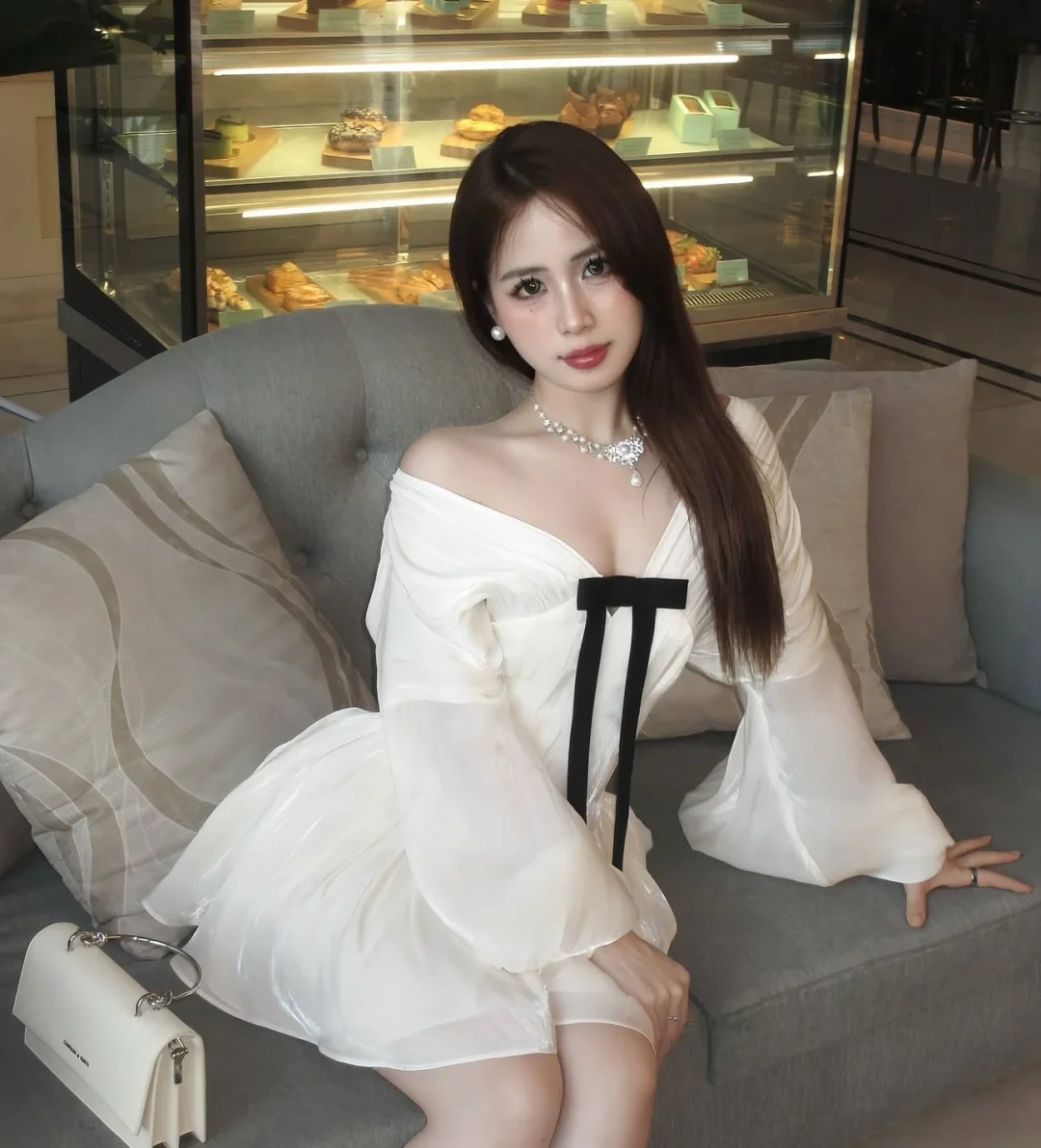 Photo 2 of Váy satin trắng ngắn tay bồng Amelie size S