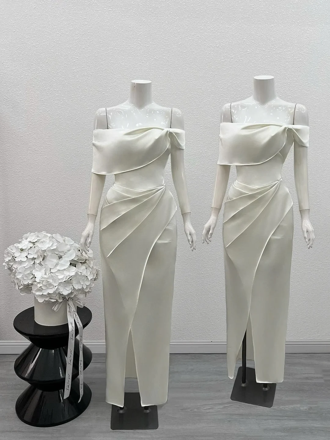 Ảnh 6 của Váy dạ hội satin trắng trễ vai size M