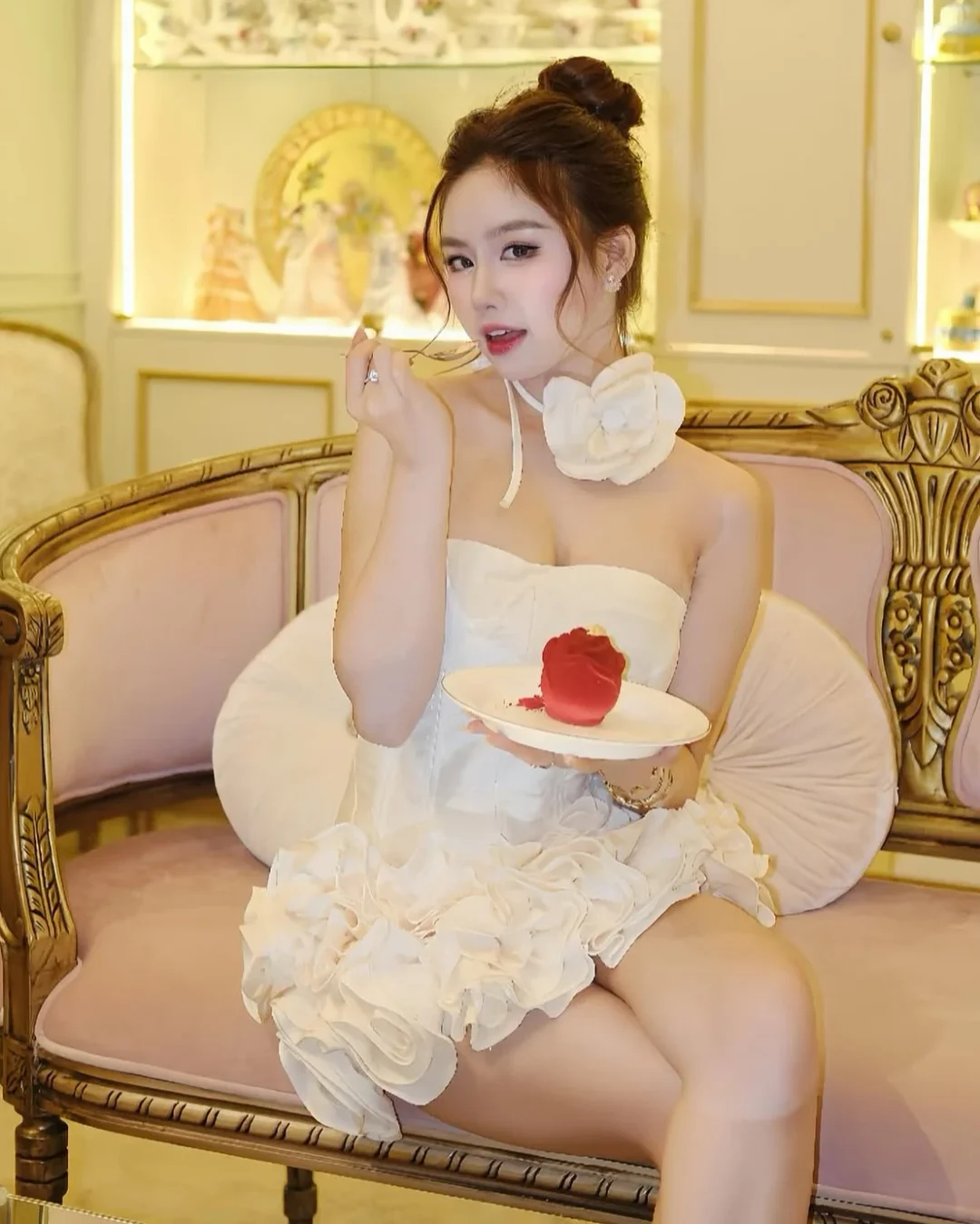 Photo 2 of Set corset chân váy bèo kem kèm hoa cổ