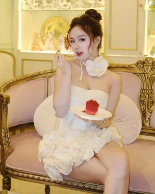 Photo 2 of Set corset chân váy bèo kem kèm hoa cổ