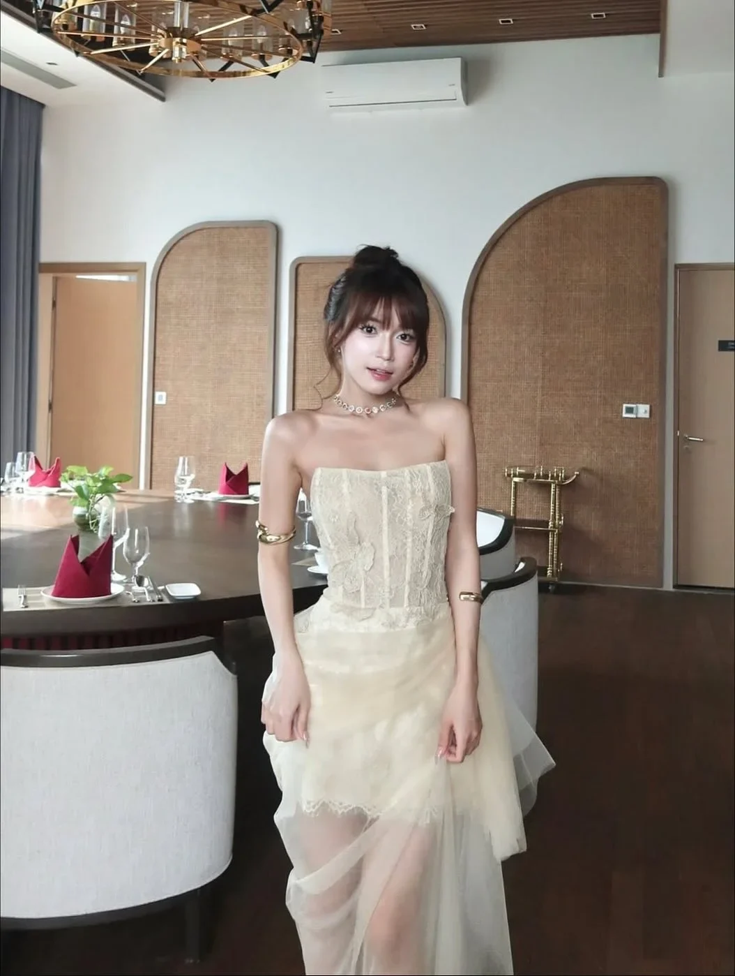 Photo 2 of Đầm tiệc ren corset kem Chouchou size M