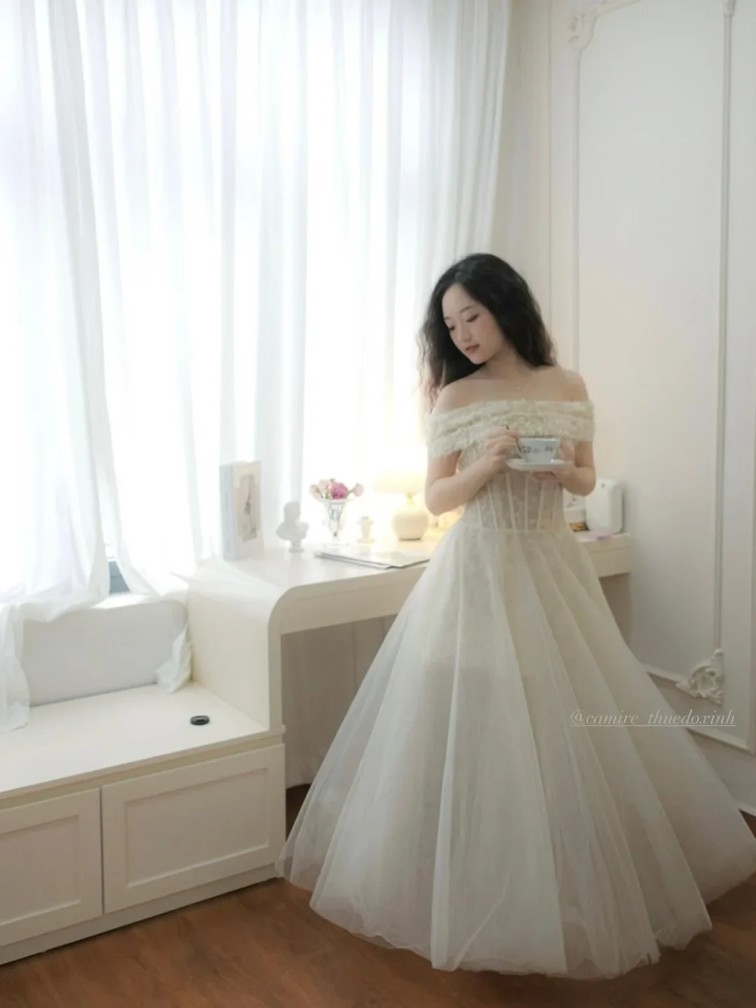 Photo 3 of Váy tiệc trắng bồng bềnh trễ vai