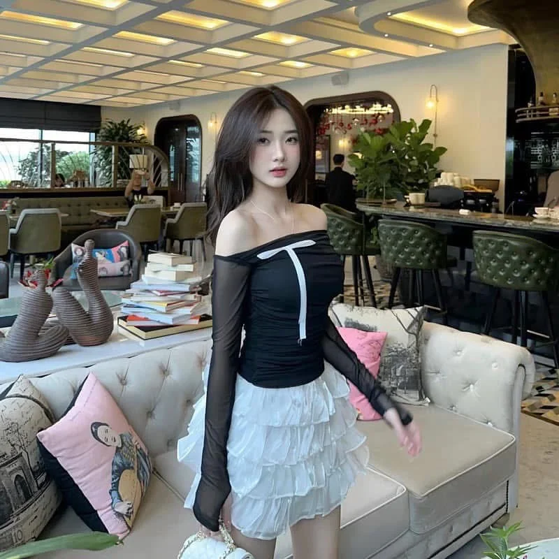 Ảnh 4 của Set croptop trễ vai đen chân váy trắng nữ