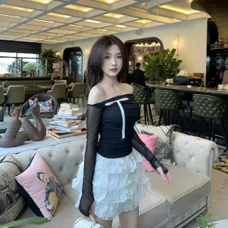 Ảnh 4 của Set croptop trễ vai đen chân váy trắng nữ