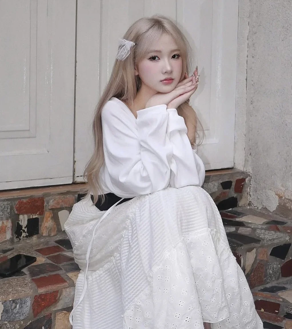 Photo 3 of Set 3 món áo trễ vai chân váy trắng nữ