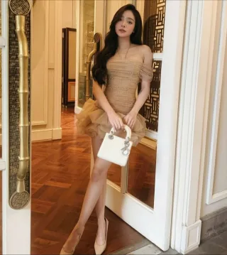 Photo 2 of Váy ngắn trễ vai be size S
